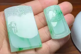 翡翠雕刻，俏色巧雕 翡翠雕刻，无事牌#翡翠雕刻 #俏色巧雕 #手艺人视频封面