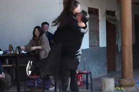 妹妹买新相机记录生活，无意间录下爸妈恩爱瞬间引网友共鸣 #恩爱夫妻 #羡慕 来源：@懒羊羊ffz视频封面
