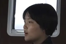 北大女生王心仪曾因写下《感谢贫穷》一文在网上走红。2020年9月，她入伍海军，后来成为辽宁舰一名操舵兵。视频封面