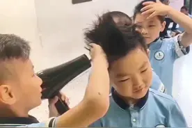 #8岁“托尼”在学校给同学吹发型 ！ 妈妈：从小就臭美，去理发慢慢就学会吹造型了。@汤圆大哥视频封面