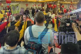 谢浩男踏着红地毯 在欢呼声中与父亲谢岳相认 2023年12月，深圳“悬赏千万元寻子”的谢岳走入了公众视野。2025年3月14日，谢岳经与警方确认，已经找回儿子谢浩男。2025年3月16日，谢岳计划举行认亲仪式，庆祝家庭重聚。#谢岳二十五载寻亲路 #谢岳跨越27个省区122个城市寻子视频封面