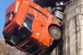 福银高速半挂车刹车失灵，冲出避险车道驾驶员被困，消防员火速救援#救援现场 #惊险一幕 #做你的消防守护者