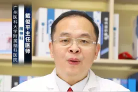 狂躁症初期的症状表现？ #涨知识 狂躁症初期的症状有突然大发雷霆、说话声音大、过于自信、精力旺盛和食欲增加。具体分析如下：
1.突然大发雷霆：#躁狂症 患者平时总给人一种无忧无虑的感觉，但这只是表面现象，狂躁症患者在没有外界或者有点生气的情况下会暴跳如雷。狂躁症发作可以使用心境稳定剂，如碳酸锂。
2.说话声音大：狂躁症患者思维非常活跃，会突然语速会加快，声音会提高几个分贝。可以使用心境稳定剂治疗。
3.过于自信：狂躁症患者往往过于自信，认为自己独一无二。非典型抗精神病药物也可用于狂躁症发作的患者。
4.精力旺盛：狂躁症患者兴趣广泛，任何陌生人都能聊得投机，给人感觉很有活力。
5.食欲增加：躁狂患者发病时，睡眠会逐渐减少，但食欲和性欲会逐渐增强。喜欢与别人交流。
建议出现狂躁症的症状后，及时前往医院精神科，寻求专业医生的帮助。#dou来说健康 @创作灵感小助手
