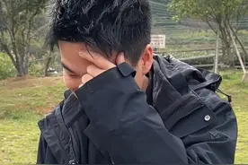 “希望你留下来当杭州女婿！” 3月31日杭州，董宇辉回应“丈母娘们 ”喊话，不停捂脸。视频封面