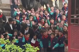 3月29日（采访），云南曲靖，新人结婚遇百子送福，母校小学生挥手齐喊新婚快乐，新郎一路发红包喜糖感谢视频封面