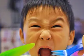 为什么你总吃不饱？因为吃太快把胃撑成了“大口袋”！吃饭这么快，是想长胖吗？（央视频号：央视健康之路）