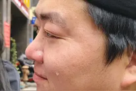 #夜市摆摊的聋哑夫妇听到孩子声音 #夜市摆摊的聋哑夫妇听到孩子声音  今天是孩子爸爸31岁生日，也是第一次听到了女儿亲切地叫“爸爸”，张先生流下了幸福的泪水。视频封面