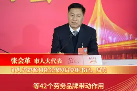 #石家庄两会 市人大代表，市人力资源和社会保障局党组书记、局长张会革表示，2025年，全市人社系统将深入实施就业优先战略，持续深化社保制度改革，聚焦促进重点群体就业和推进社保扩面提质“两大任务”，大力开展“五个专项行动、一个专项计划”，确保完成城镇新增就业14万人目标任务，农民工、新业态和灵活就业人员等群体参保实现应参尽参。一是高校毕业生等青年就业服务专项行动。坚持市场就业和政府保障并行，岗位开发和政策激励并重，能力提升和服务优化并举，为离校未就业高校毕业生提供“1131”服务，确保帮扶就业率90%以上。二是拓展京津劳务市场专项行动。持续深化“五省六方”劳务协作，发挥“河北福嫂”等42个劳务品牌带动作用，向京津劳务市场输出不少于3万人。三是防止返贫就业专项行动。聚焦稳定脱贫人口务工规模，落实好产业、就业帮扶政策，确保务工就业不少于7.54万人，零就业家庭至少有一人实现就业。四是就业服务优化专项行动。筹划开展全市公共就业服务专项活动，持续打造“10+N”公共就业服务品牌，全年开展招聘活动1000场次以上，提供就业岗位50万个。充分发挥“1+22+1230”四级一体线下零工市场体系和线上就业云平台、石家庄智慧就业平台作用，点面结合构筑家门口“15分钟就业服务圈”。五是社保待遇提标专项行动。按照国家、省部署，高标准落实退休人员提高基本养老金和城乡居民提高基础养老金工作，确保按时足额发放。六是全面参保专项计划。实施“数据找人”，强化“三险联动”，确保养老、工伤、失业保险覆盖面分别达到282.4万人，199万人，165万人。稳步推进新就业形态人员职业伤害保障试点，为全力维护新业态劳动者职业安全保驾护航。视频封面