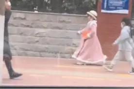 湖南一学校的“自由着装日”，孩子们纷纷穿上喜欢的衣服去学校。网友：太羡慕了，我小时候怎么没有。 #校园 #穿衣自由 #镜头记录美好瞬间 #记录校园生活视频封面