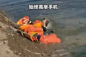 消防民警联合营救跳河轻生男子。#天津消防 #救援第一线 #救援名场面视频封面