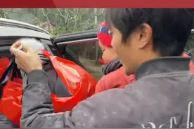 男子外出打工回家过年，自己一身朴素，却给家里每人都买了新衣服（来源：@小园一家 ）#回家过年 #亲情视频封面