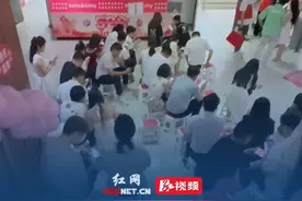 5月20日 湖南长沙，首个不用户口本就能领证的“520”，民政局现场排长队坐等登记，工作人员：没想到这么多人 忙到“起飞”，已经去借了2批200个凳子。