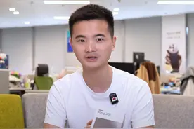OPPO Find X8包装盒首次曝光 之前承诺了10月份大家一定能买到这个产品，所以今天特意去产线看备货情况，国庆一直满产能在生产，顺手带回来一台新鲜出炉的 OPPO Find X8 给大家尝尝鲜

这应该是全网第一次公开亮相 Find X8 包装盒，大家觉得怎么样？
#OPPOFindX8 #OPPO #周意保视频封面