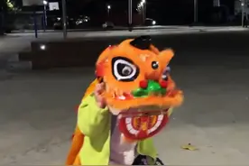 河南4岁萌娃每天晚上在路灯下，跟非遗传承人父亲学习商桥舞狮。“传承的火种在夜色中闪耀”#舞狮  #非遗文化传承 #河南视频封面