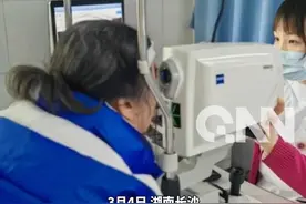 警惕！摸黑玩手机或导致失明！62岁奶奶怕影响孙子睡觉，长期摸黑玩手机险失明 #玩手机 #警惕视频封面