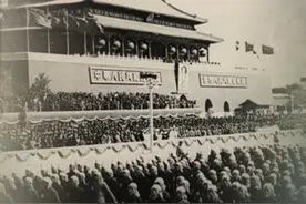 1951年，祖国大陆完全解放，土地改革运动接近尾声， 和平秩序初步确立。就在国内支援抗美援朝战争的呼声一浪高过一浪时，社会主义建设全面启动，国防建设、军队现代化建设开始步入正规化轨道的情况下，国庆庆典如约而至。视频封面