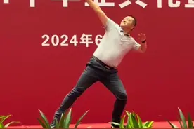 6月21日，在#中央民族大学2024年毕业典礼暨学位授予仪式现场  舞蹈学院院长#姜铁红为毕业生再跳《奔腾》  祝福大家笑傲江湖，勇闯天涯！视频封面