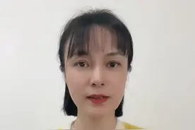 中国人都会武功这事是瞒不住了！ 女孩在英国剑桥大学表演中国剑舞，一袭红衣身姿飘逸、英姿飒爽！！#剑舞 #中国功夫#文化输出  #曹爱文 @抖音短视频视频封面