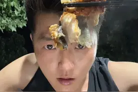 致敬每一位为生活努力奋斗的人，我们都是生活的勇士，列气！#夏天的味道在抖音 #入夏怎么少得了一顿路边烧烤 #开胃解馋的美食安排上了 #这顿烧烤把我香迷糊了 #烤鱼