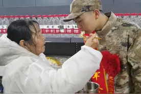 出发前再吃口家里包的饺子，重庆荣昌90名新兵带着家人的爱奔赴 军营。#重庆荣昌 #新兵 #入伍参军 #军人视频封面