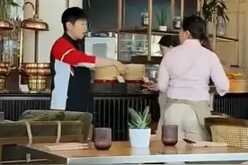 警惕性拉满！吃饭时被工作人员动餐盘，孙颖莎急忙制止：NO！别动！，此前王楚钦、孙颖莎球拍接连受损（潮新闻）#孙颖莎 #王楚钦