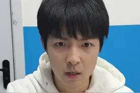 这纸条什么成分我不懂，这穿搭什么成分不必我多说了~ #搞笑 #尴尬 #反转 #抽象 #乔宇日记视频封面