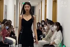 大学宿舍走廊变秀场，也可以高级感满满！（来源：小邓睡不醒）#浙江dou知道 视频封面