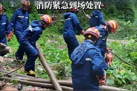 24日，深圳市台风红色预警信号降级为黄色，随着台风“桦加沙”中心逐渐远离深圳，当地风力减弱。下午15时30分左右，深圳市宣布解除“五停”，但后续仍需警惕暴雨与次生灾害。（广东台记者蒋弘业、谢健登）