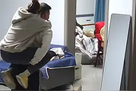 11月21日（采访），湖南，女生和狗狗玩捉迷藏，灵机一动跳到男友背上，结果直接“隐身”。狗狗：可恶，明明闻到味儿了。视频封面