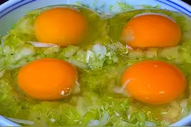 白菜里打4个鸡蛋，想不到这么好吃，天天吃都不腻，实在太香了