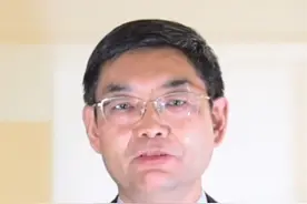 得了肺纤维化如何治疗？#肺纤维化 本期科普专家：徐作军，北京协和医院呼吸与危重症医学科主任医师视频封面