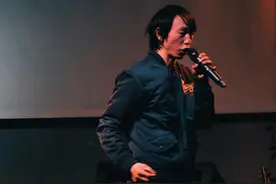 《我的滑板鞋》庞麦郎复出，巡演现场仅9名观众，观众：很真诚，唱一首歌换一身衣服#我的滑板鞋 #庞麦郎#回忆杀视频封面