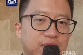 美国宣布对伊朗福尔多、纳坦兹、伊斯法罕三处核设施发动袭击，推升了本轮以伊冲突及中东地区紧张局势。根据前方记者介绍，伊朗官方媒体《伊朗报》证实以伊冲突初期伊朗“措手不及”，但以色列没有预料到伊朗防空系统迅速恢复作战能力。伊朗分析指出其具备持久战能力而以色列因战略纵深有限难以承受消耗战。此次美国袭击伊朗核设施，已经用行动表明了其已实质性介入地区局势，如今冲突规模扩大，中东局势恐长期紧张。视频封面