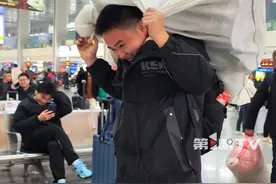 父母去世，小伙说家里只剩下自己一个人，但扛着桶和被子也要回家过年！因为那里有父母的房子，那里才是家！#2025春运视频封面