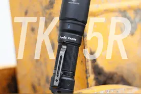 硬核随身战术手电筒，菲尼克斯TKO5R便携EDC手电测评 #男人的玩具视频封面