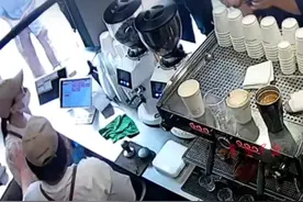 “投诉啊！你投诉啊！”知名咖啡店店员，泼顾客一脸咖啡粉 #投诉 #咖啡 #社会百态 #上海视频封面