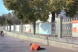 路遇摔倒的老人扶不扶？襄阳90后小伙给出了答案视频封面