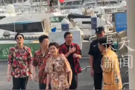 《五哈》新一季阵容大换血？ 邓超陈赫现身海南 鹿晗缺席引热议 所有明星身穿花衬衫很接地气 还有张智霖陈小春等8位新成员出现。#五哈 #邓超 #鹿晗 #陈赫 #海南dou知道