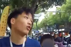 浙江温州，手机店小哥送一位迷路小孩回家，因没戴头盔被交警拦下。最后交警和小哥一起把孩子送回家，并陪孩子等到父母到家。（供稿：温州交警）视频封面
