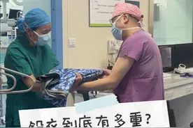 铅衣有多重？一般都有哪些用处？一个视频告诉你答案！#心内科 #铅衣 #X射线 #开工健康手册  #介入手术视频封面