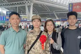 22岁女教师参军，整个办公室掌声响起，最后一节课学生哭声一片#广州dou知道 #参军入伍报效国家 #征兵 #正能量视频封面