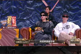 #新说唱总决赛来了好多人啊 明星制作人@范丞丞 @谢帝  @法老_Pharaoh  WoWkie Da@大张伟  @MC HotDog热狗  #TABLO @杨和苏KeyNG  对兄弟帮唱赛环节信心十足！选手抽签出场顺序，究竟谁能拿下心仪位置？#新说唱2024  🏆本周六18:00、周日12:00一年一度说唱盛会连续开战，冠军即将揭晓！