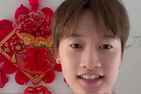 奥运冠军如何过大年？陈雨菲回杭州桐庐老家过年喽！和长辈们一起吃团圆饭、唠嗑。陈雨菲回家过年也很忙，和小辈们合影，还要忙着给他们们签名，忙得不亦乐乎!视频封面