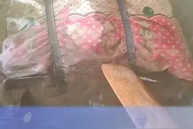 男子钓鱼时发现水中有个行李袋，非常好奇，但是接近后不敢捞上来
“但是脑子里面想了很多”视频封面