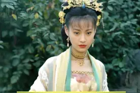 万万想不到，19年前杨雪被逼饰演疯批反派，结果她凭一己之力成了无数人的童年阴影 #杨雪 #王晶 #李小冉 #江玉燕 #明星人物传视频封面