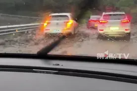 7月4日，四川多地发布黄色暴雨预警。受连续性强降雨影响，通往九寨沟景区的多条道路发生多起泥石流和山体塌方，道路中断。