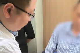 糖尿病患者确诊周围神经病变，患者直呼：我都想死了！受不了了，腿疼三个月，火烧火燎，疼的睡不着觉，后来找到我们团队，他想要通过减压手术进行治疗，经查体确诊是糖尿病周围神经病变，符合手术指征，可以手术治疗，术后控制好血糖，疼痛的有效率能有80%。#糖尿病周围神经病变 #周围神经减压手术 #门诊故事 #糖足保肢吴建珩