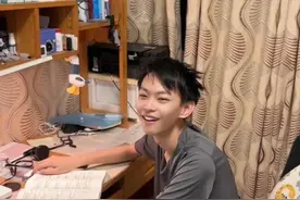 天津高考查分后 父子俩淡定对话 爸爸一句 儿子一句 句句不落地上 网友：明明是在问查分的结果 咋感觉像说上相声了视频封面