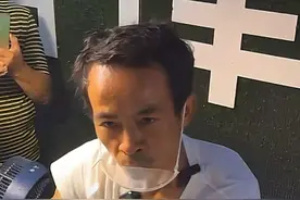 “鸡排哥”摆摊同时不忘输出金句。怎样拥有像“鸡排哥”一样的工作热情？本人回应：“尽量做自己热爱的专业”#景德镇鸡排哥 #鸡排主理人  #情感共鸣