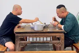 今天的棒棒鸡是用高吖亲手做的棒子敲出来的，鸡肉嫩滑，麻辣爽口，高吖说太好吃了。有没有四川的小伙伴来点评一下#抖音美食创作人 #棒棒鸡 #我的乡村生活视频封面